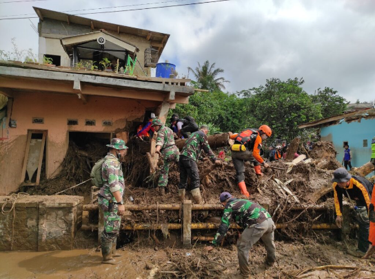 Proses Penyisiran Dan Evakuasi Korban Banjir Bandang