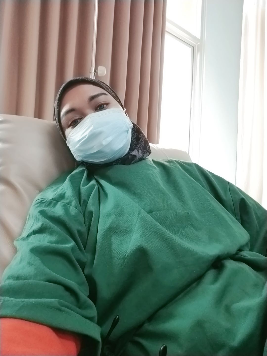 Atun Sedang Melakukan Persiapan Kemoterapi Dengan Mengkonsumsi Snack Dan Susu