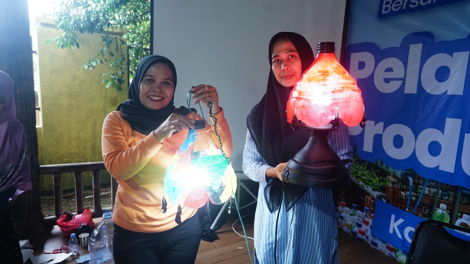 Pemberdayaan Perempuan dengan Memanfaatkan Kembali Galon Sekali Pakai Mengolah yang Ada, Menciptakan