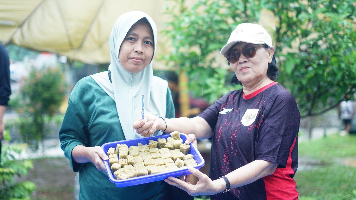 Pemberdayaan Perempuan dengan Memanfaatkan Kembali Galon Sekali Pakai Mengolah yang Ada, Menciptakan