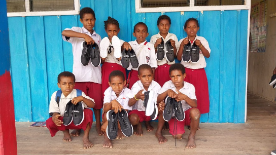 Dulu Bertelanjang Kaki, Kini Anak-anak Pedalaman Bisa Melangkah ke Sekolah dengan Sepatu Baru